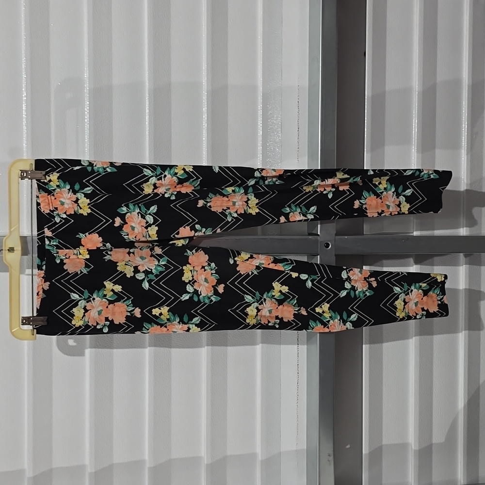 Bobbie Brooks Black Floral Print Leggings‎ Size Medium